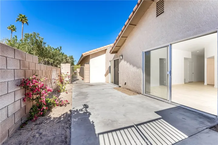 Private and quiet patio with mountain views, see the sunset over the mountains and the light at the top of the tram.