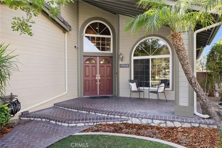 Welcoming porch! Come on inside!