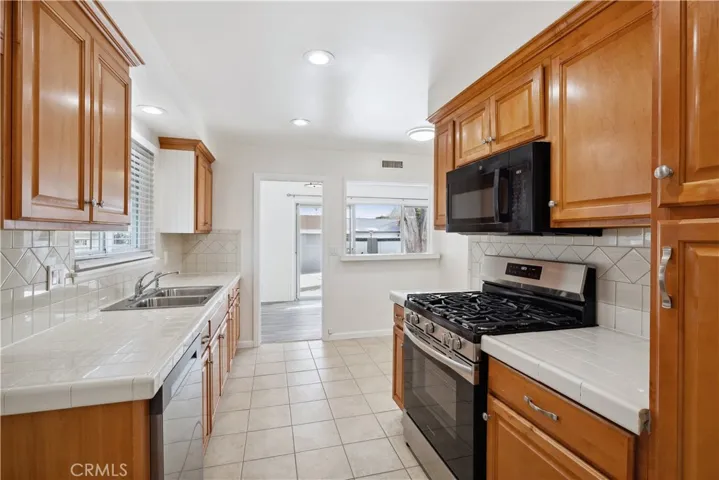 6508 Woodlake Avenue, West Hills, California 91307