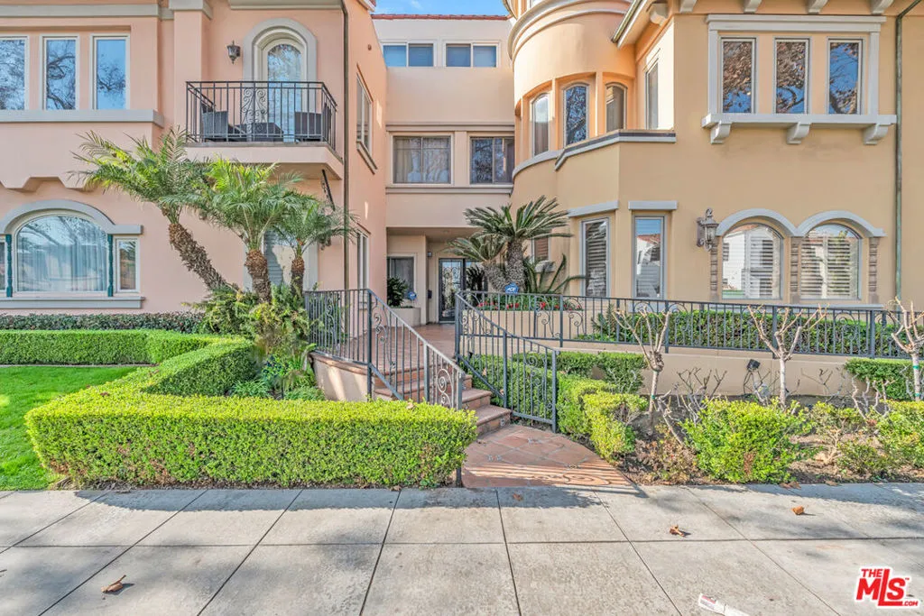 143 N Arnaz Drive 304, Beverly Hills, California 90211 home-pic-1