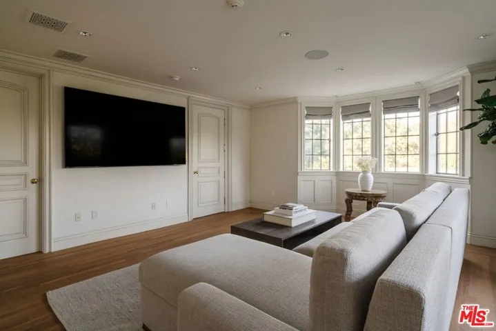10950 Bellagio Road, Los Angeles, California 90077