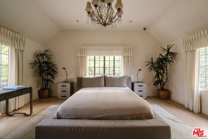 10950 Bellagio Road, Los Angeles, California 90077