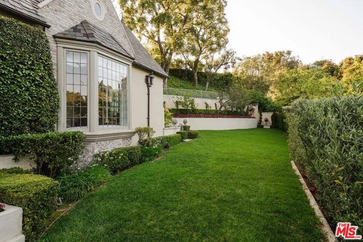 10950 Bellagio Road, Los Angeles, California 90077