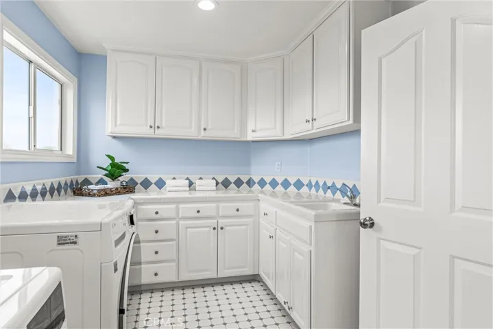 1323 17th Street, Manhattan Beach, California 90266
