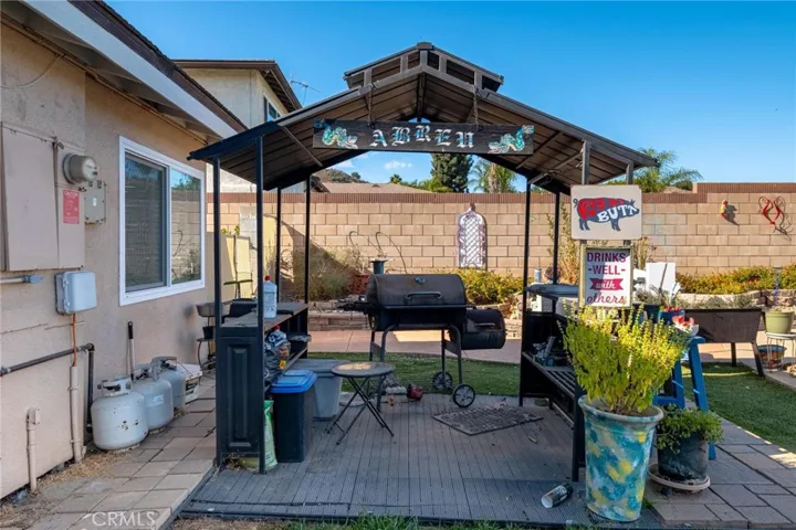 The structure is remaining. Grille and personal items not included
