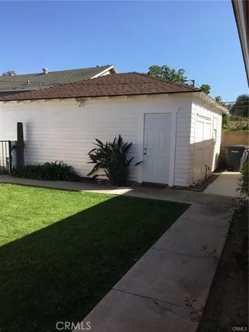 GARAGE DOOR LEADING TO LAUNDRY WASHER/DRYER.