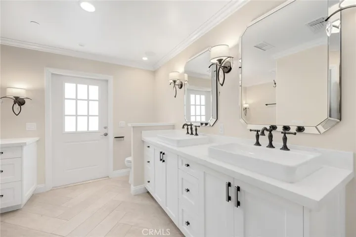 Main Primary Bedroom Bath, door to backyard.
