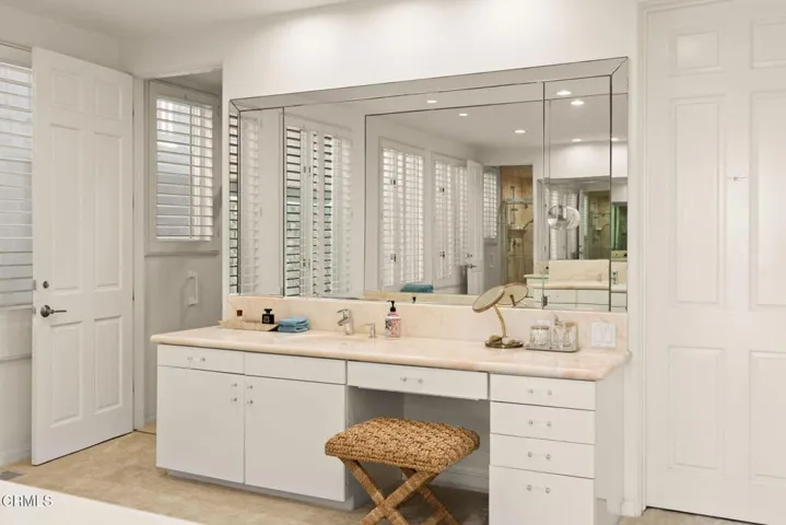 61-web-or-mls-UpmarketMedia-1571Mand-61