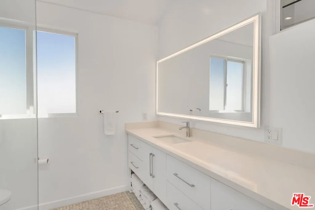 633 Santa Clara Avenue, Venice, California 90291 home-pic-23