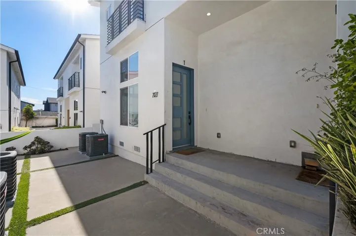 7127 S La Cienega Boulevard, Los Angeles, California 90045