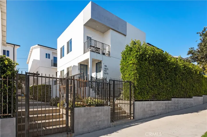 7127 S La Cienega Boulevard, Los Angeles, California 90045