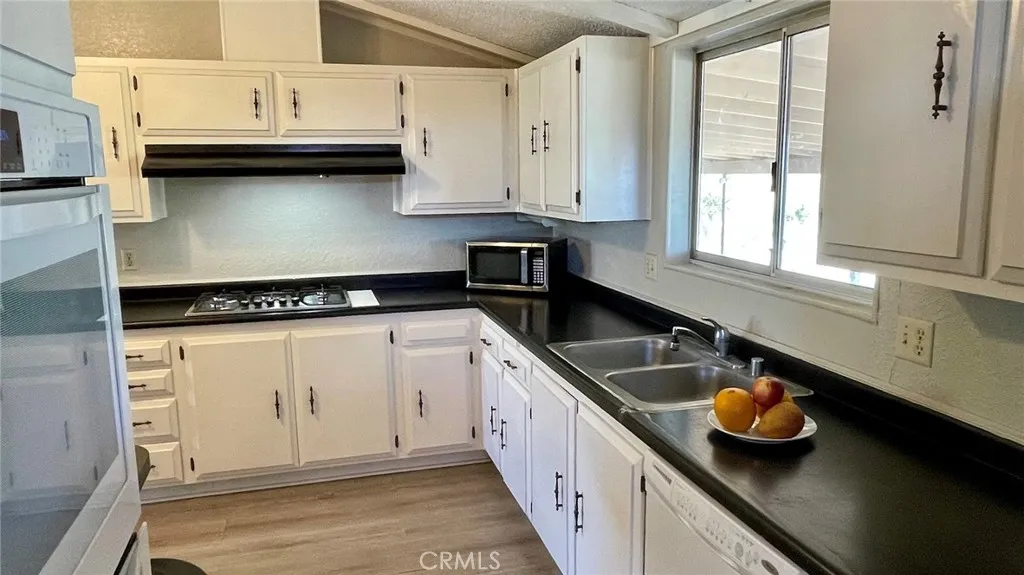 38013 Foothill Road, Lucerne Valley, California 92356 home-pic-6