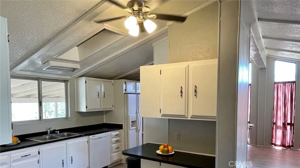 38013 Foothill Road, Lucerne Valley, California 92356 home-pic-4