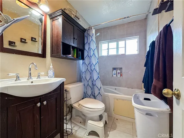 Upstairs Hall Bathroom