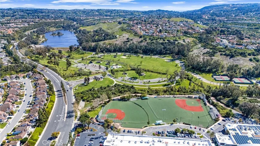 JUST MINUTES TO LAGUNA NIGUEL PARK, LAKE, PICKLE BALL COURTS AND BIKE AND HIKE WILDERNESS TRAILS