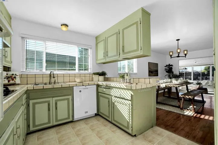 1063 Via Bregani, San Lorenzo, California 94580