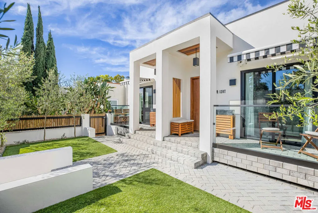1207 N Genesee Avenue, West Hollywood, California 90046, 2 Bedrooms Bedrooms, ,1 BathroomBathrooms,Residential Lease,For Rent,GENESEE,25480441