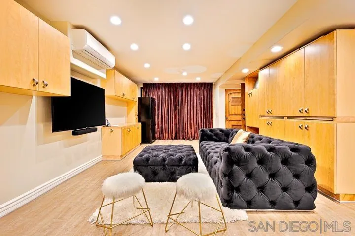 7964 Prospect Pl, La Jolla, California 92037