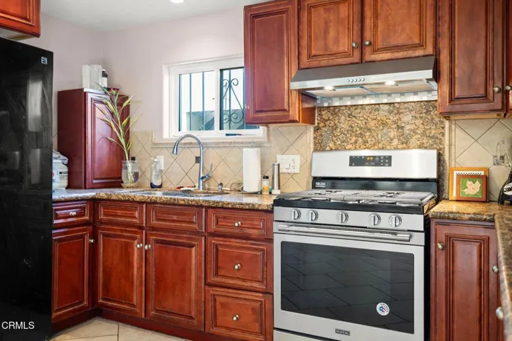 12-web-or-mls-UpmarketMedia-134NHay-42