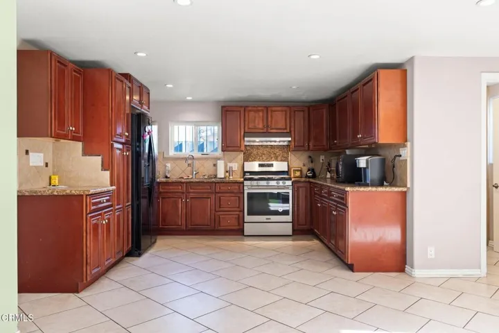 9-web-or-mls-UpmarketMedia-134NHay-33
