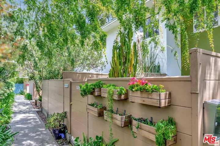 5372 Village, Los Angeles, California 90016