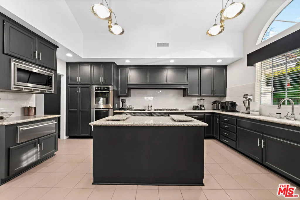 15569 Meadowgate Road, Encino, California 91436 home-pic-8