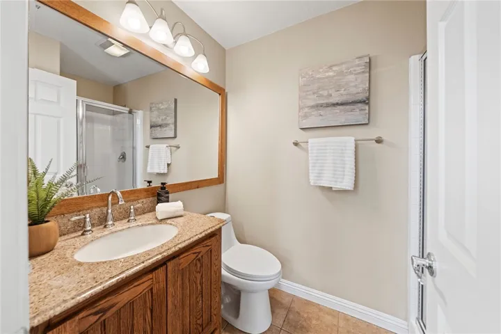 Main floor bath w/walk-in shower
