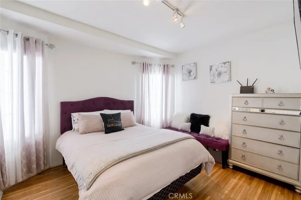 543 N Heliotrope Drive, Los Angeles, California 90004 home-pic-19