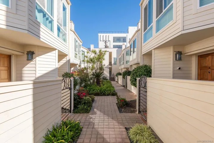 7585 Eads E, La Jolla, California 92037