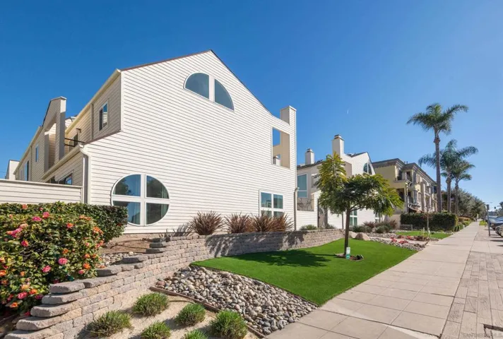 7585 Eads E, La Jolla, California 92037