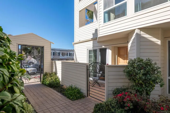 7585 Eads E, La Jolla, California 92037