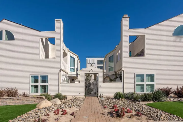 7585 Eads E, La Jolla, California 92037