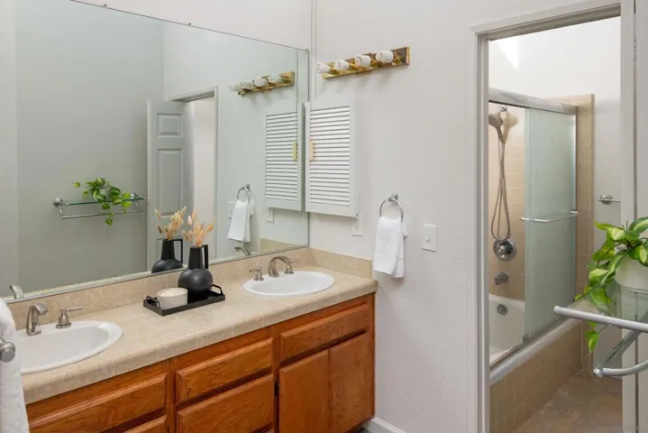 7585 Eads E, La Jolla, California 92037