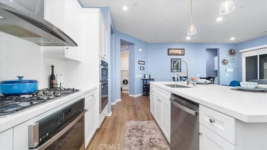 Chef's kitchen w/ Island