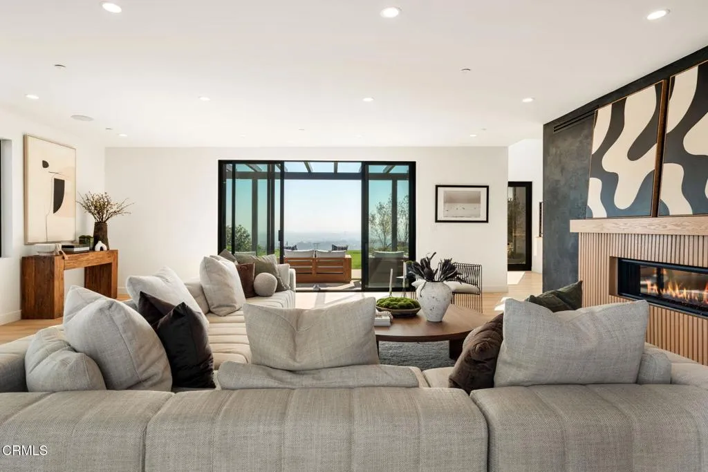 708 Skyview Terrace, Ventura, California 93003 home-pic-2