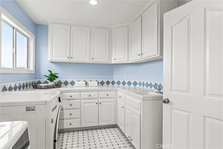 1323 17th Street, Manhattan Beach, California 90266