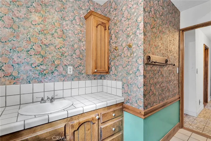 Full guest bath