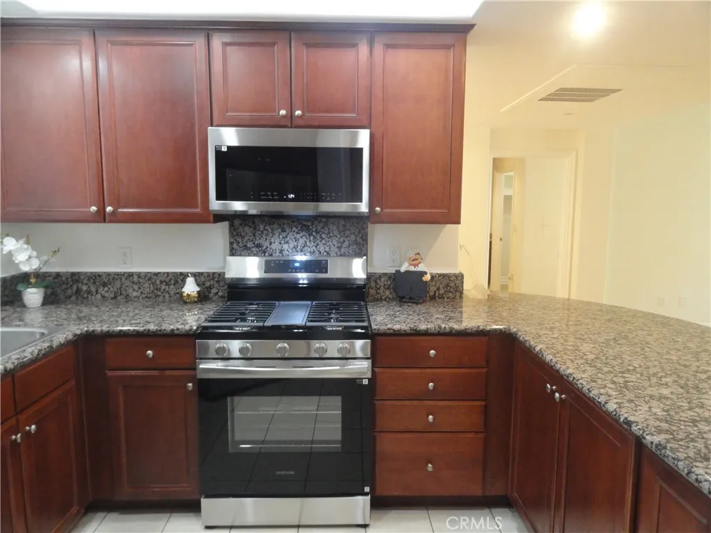 15206 Burbank Boulevard 107, Sherman Oaks, California 91411 home-pic-15