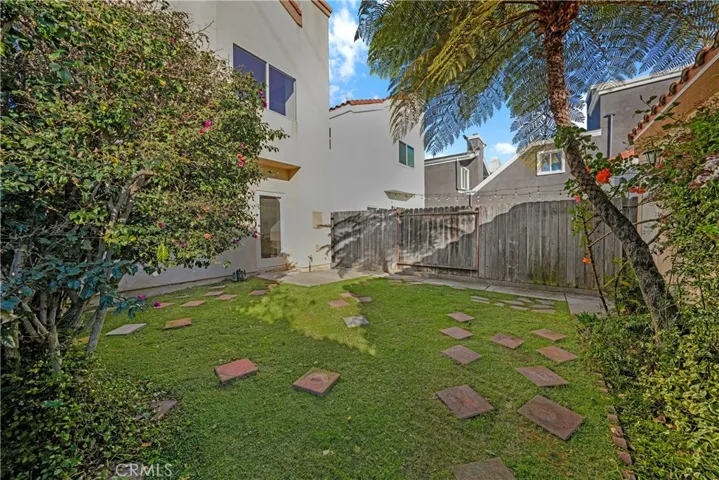 204 Lincoln Avenue, Huntington Beach, California 92648