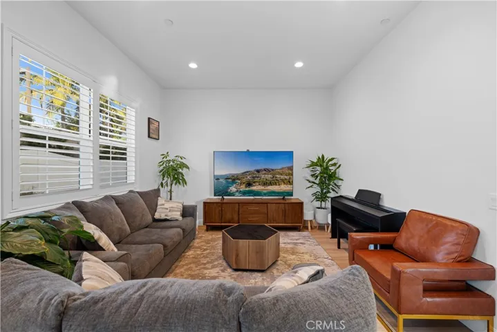 933 E Wonder Lane, Glendora, California 91740
