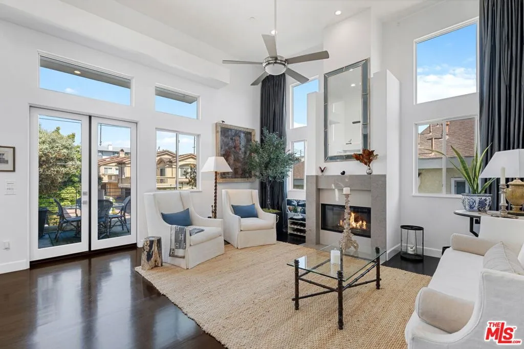 2002 Carnegie Lane A, Redondo Beach, California 90278 home-pic-0