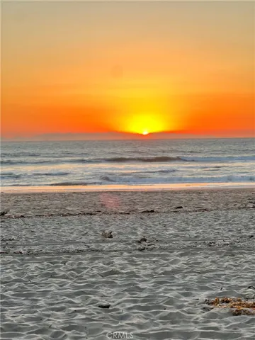 imagine taking a short stroll in the evening to watch the sunset on this beautiful beach!