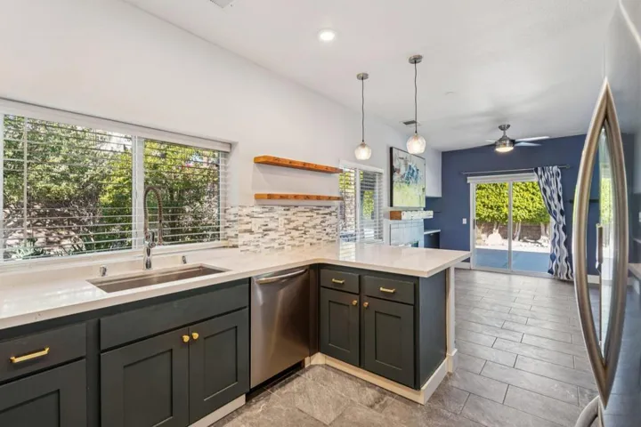 20-web-or-mls-E Lily St-S2101-018