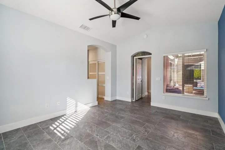 30-web-or-mls-E Lily St-S2101-028