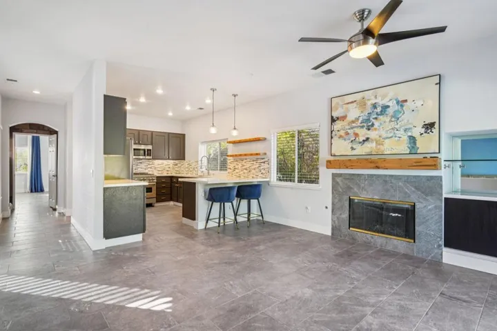 16-web-or-mls-E Lily St-S2101-014