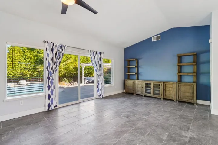 7-web-or-mls-E Lily St-S2101-007