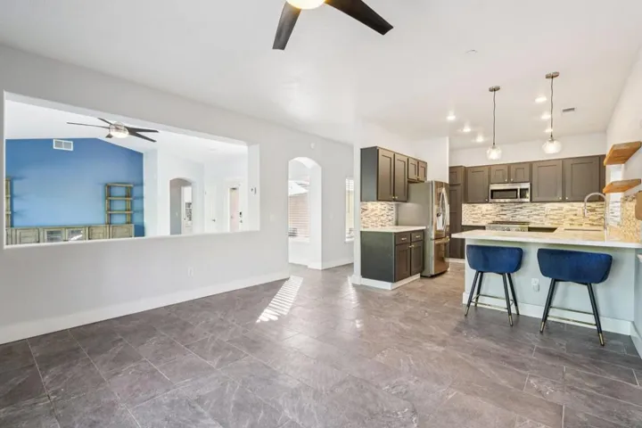 15-web-or-mls-E Lily St-S2101-013