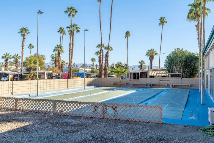 Outdoor shuffle board