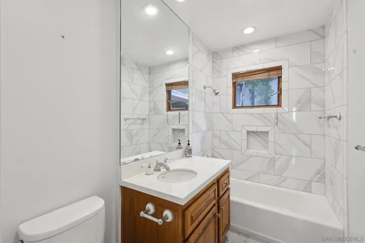 7850 Torrey Lane, La Jolla, California 92037