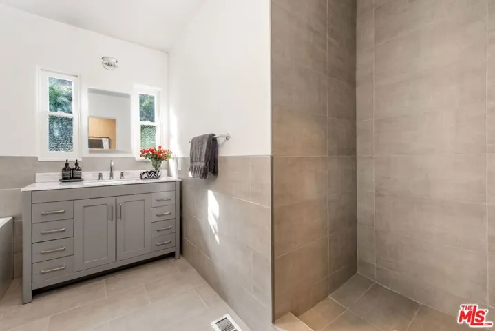 3487 Oak Glen Drive, Los Angeles, California 90068